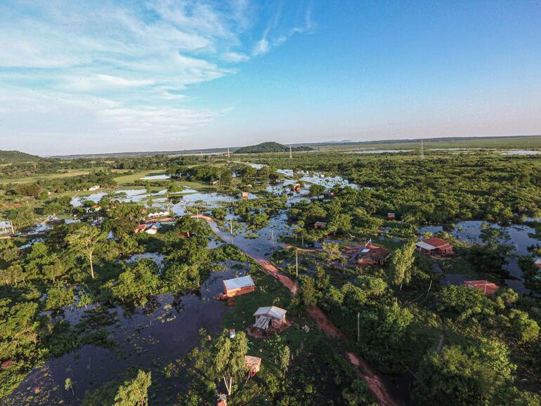 Crecida del Arroyo Caañabé deja unas 250 familias damnificadas en la localidad de Nueva Italia.