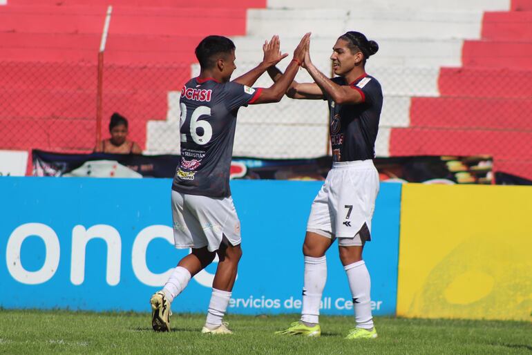 El atacante José Duarte (26) celebra su anotación con extremo Matías Verdún. (Foto: APF)