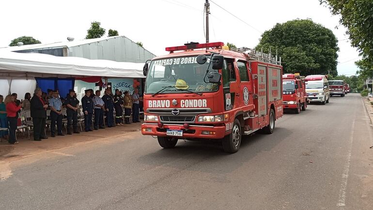 La calle Tte. Molas fue el lugar donde realizaron primera vez el desfile de bomberos.