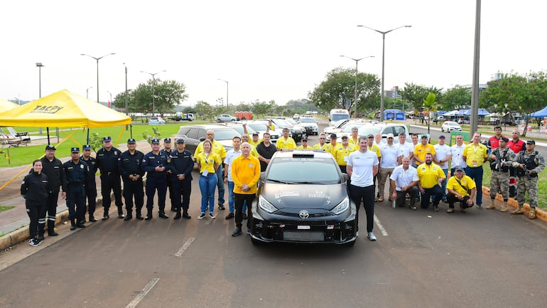 La primera foto oficial del Petrobras Rally del Paraguay-Test Event WRC. La misma fue tomada ni bien empezaba la jornada de hoy. Marco Darío Galanti (derecha), quien estará al mando del "Auto 0" durante el rally, y César Marsal, de la organización, acompañan a un selecto grupo de colaboradores, entre ellos los de las fuerzas vivas.