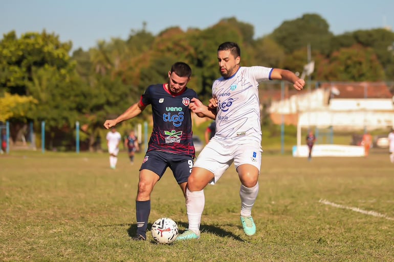 El zaguero de Oriental, Eligio Antúnez se interpone ante el intento del atacante Isaías Velázquez. (Foto: APF)