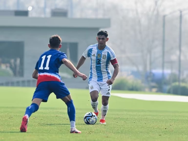 Julio Soler (d), futbolista de la selección de Argentina.