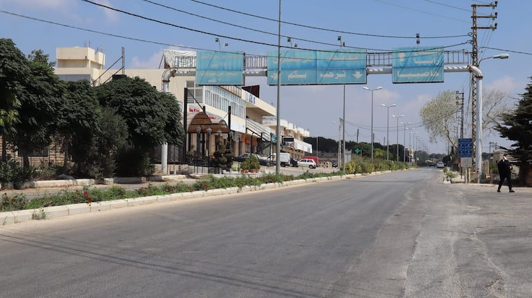 Una calle desierta tras el intercambio entre Hizbulá e Israel, en Marjayoun, sur del Líbano