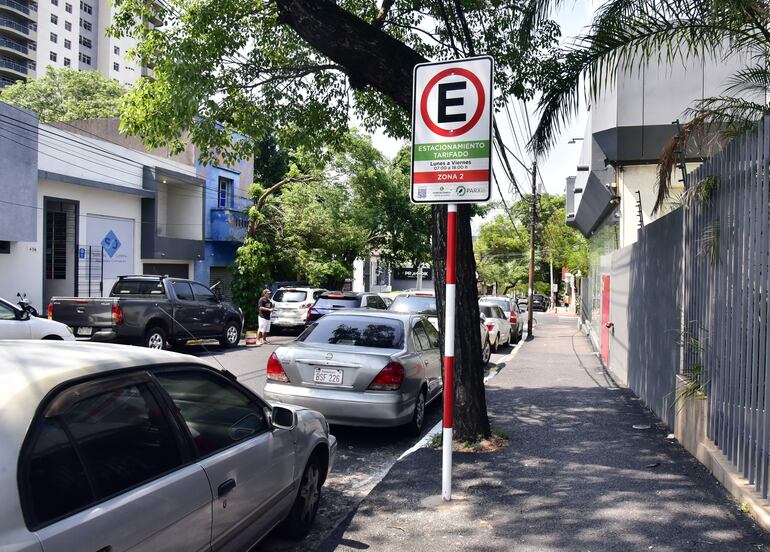 Nuevos carteles de estacionamiento tarifado han sido colocado en las zonas de implementación y pintura. 