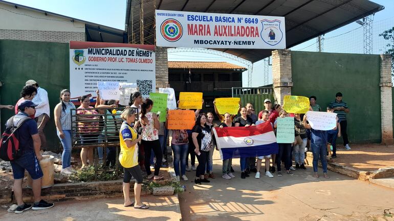 Padres de alumnos de la Escuela María Auxiliadora de Ñemby se manifestaron para exigir la reposición de un docente y la separación de una maestra.