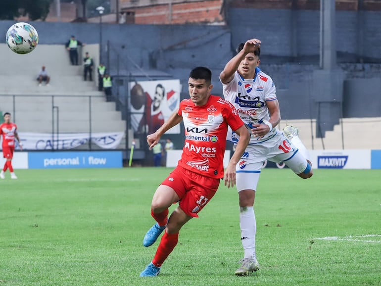 Richard Torales (i), jugador de Sportivo Ameliano, pelea por el balón en el partido frente a Nacional por la tercera fecha del torneo Clausura 2024 del fútbol paraguayo en el estadio Arsenio Erico, en Asunción, Paraguay.