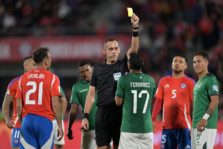 El árbitro paraguayo Juan Gabriel Benítez dirigió ayer Chile-Bolivia (1-2).