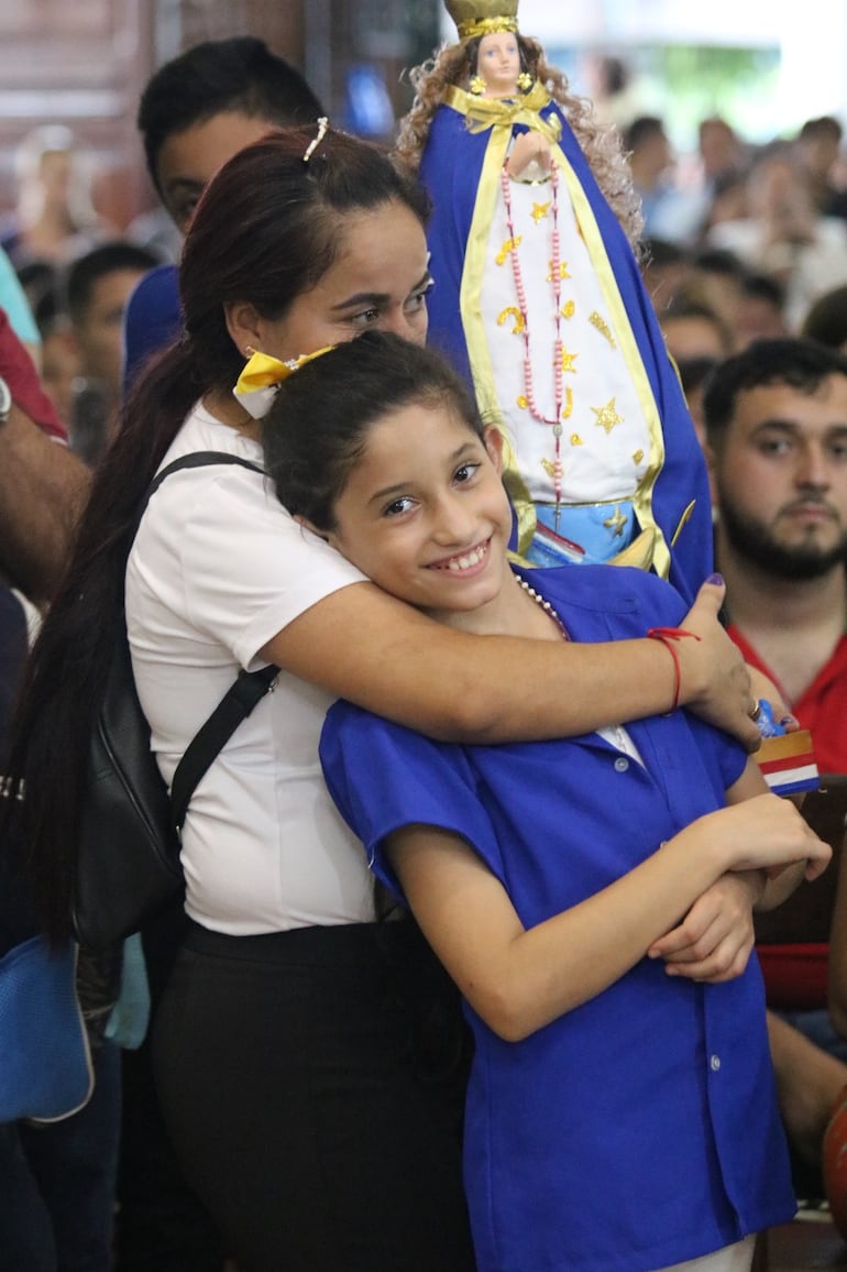 Los jóvenes participan con entusiasmo en la misa de Caacupé.