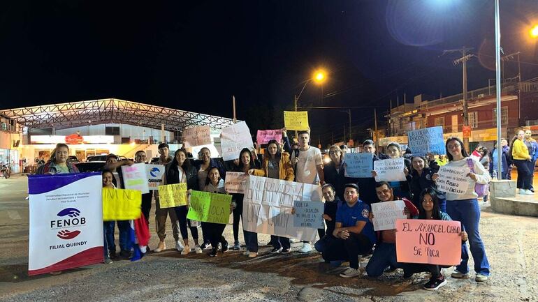 Estudiantes de la Facultad de Enfermería y Obstetricia de la Universidad Nacional de Asunción, sede Quiindy, participaron de la medida de fuerza.