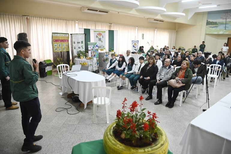 Estudiantes salesianos pasan al frente para exponer sobre sus proyectos para la protección del medio ambiente.