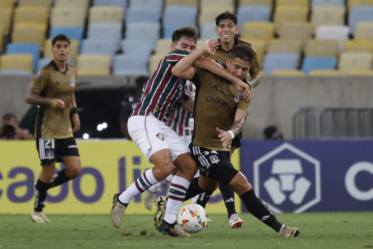 El paraguayo Guillermo Paiva (d), futbolista de Colo Colo, lucha por el balón en el partido frente a Fluminense por la fase de grupos de la Copa Libertadores 2024 en el estadio Maracaná, en Río de Janeiro, Brasil.