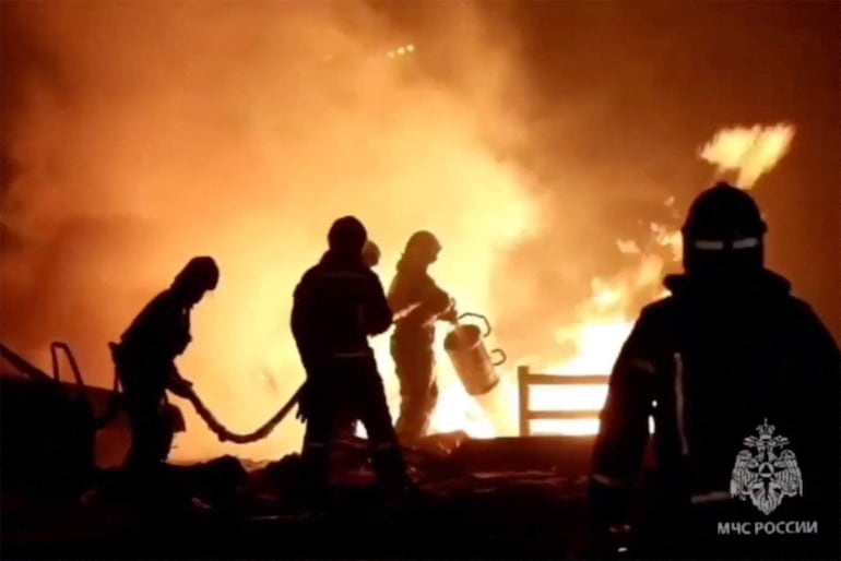 Bomberos trabajan en sofocar las llamas, el lunes en Majachkalá, Daguestán.