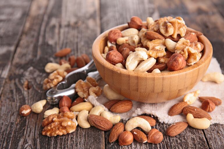 Un bowl con frutos secos surtidos: cajú, avellanas, almendras, nueces, etc.