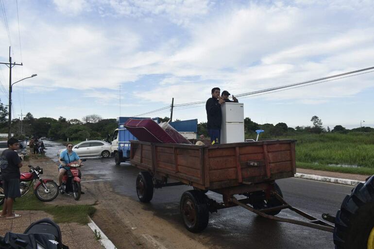 Las familias tratan de salvar sus enseres de la crecida del Paraná.