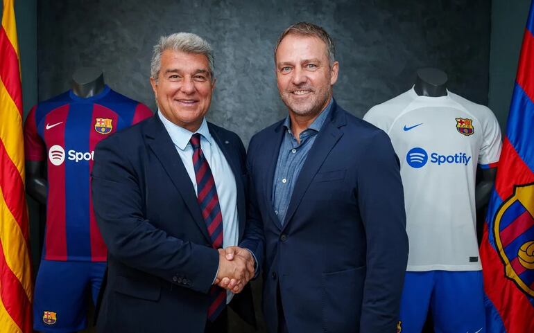 Joan Laporta (i), presidente del Barcelona, y Hansi Flick, entrenador alemán, en la presentación.