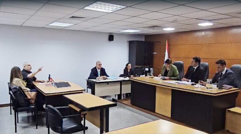 El abogado y expresidenciable Paraguayo Cubas se dirige con vehemencia al magistrado Darío Javier Báez, contra quien no ahorró ofensas el viernes último. El Tribunal de Sentencia no tomó medida alguna.