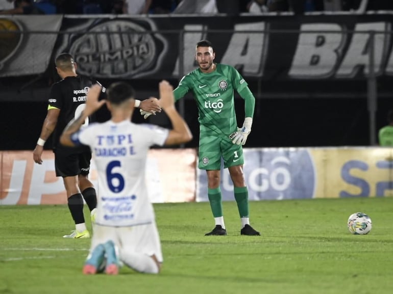 Gastón Olveira y Richard Ortiz, jugadores de Olimpia, lamentan la derrota frente a Sportivo Ameliano por la fecha 18 del torneo Clausura 2024 del fútbol paraguayo en el estadio Defensores del Chaco, en Asunción.