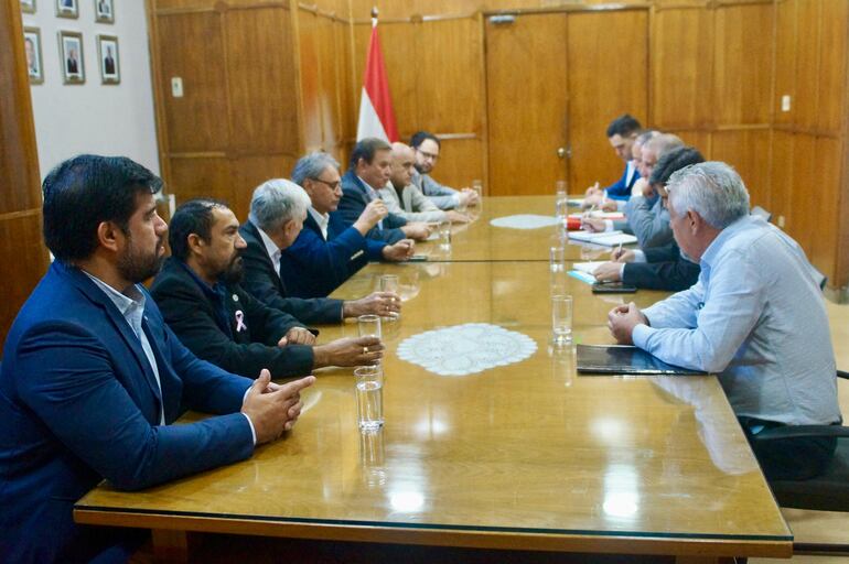 El viceministro de Obras José Espinosa, los concejales y el intendente de Lambaré, "Guido" González (ANR), además de técnicos, se reunieron hoy en el MOPC.