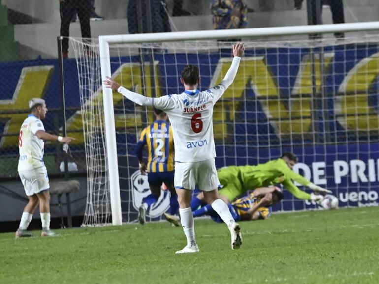 Alfredo Aguilar, jugador de Sportivo Luqueño, intenta sostener la pelota luego del cabeza de Sergio Bareiro (i), futbolista de Nacional, en un partido por la quinta fecha del torneo Clausura 2024 del fútbol paraguayo en el estadio Arsenio Erico, en Asunción.