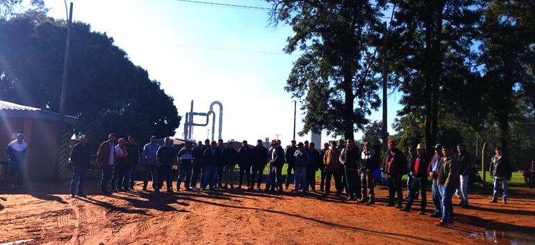 
Representantes del gremio de productores se trasladaron esta mañana hasta el centro de acopio de Codipsa de Guayaybí 