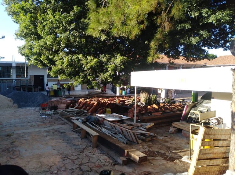 Materiales en uno de los patios de la escuela Talavera Richer de Lambaré.