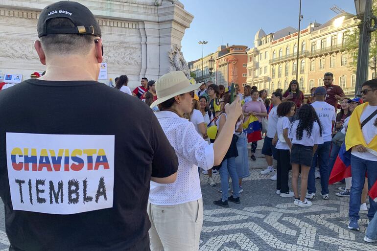 Decenas de venezolanos se concentraron este domingo en Lisboa para defender un cambio político en su país y denunciar que gran parte de ellos no consiguió ejercer su derecho al voto en las elecciones presidenciales. La concentración, convocada al final de la tarde y cuando las urnas ya habían cerrado en los consulados venezolanos en Portugal, se celebró en la plaza de Restauradores, donde se pudieron ver banderas del país americano y carteles en contra del actual presidente, Nicolás Maduro.  