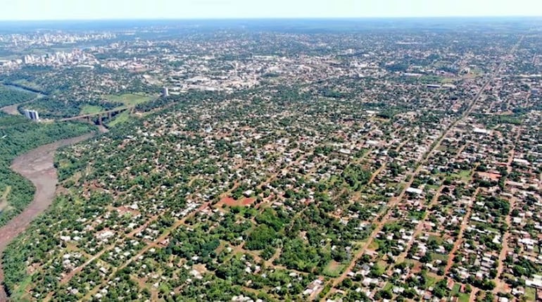 Vista aérea de la exfinca 66 que alberga numerosos barrios populares de Ciudad del Este en su enorme extensión.