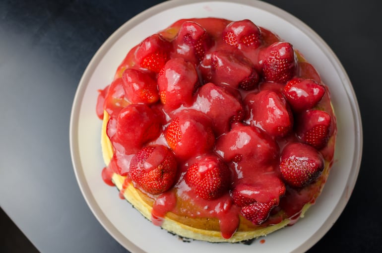 Torta con coulis de frutillas.