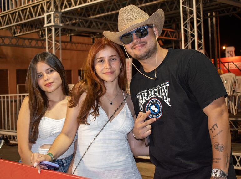 Fiorella Núñez, Sofia Villamayor y Fredy Núñez.