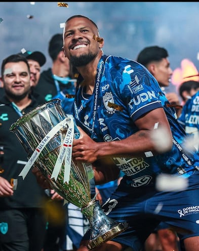 Salomón Rondón celebra con el trofeo de la Copa de Concacaf, que el ariete venezolano conquistó con el Pachuca de México.