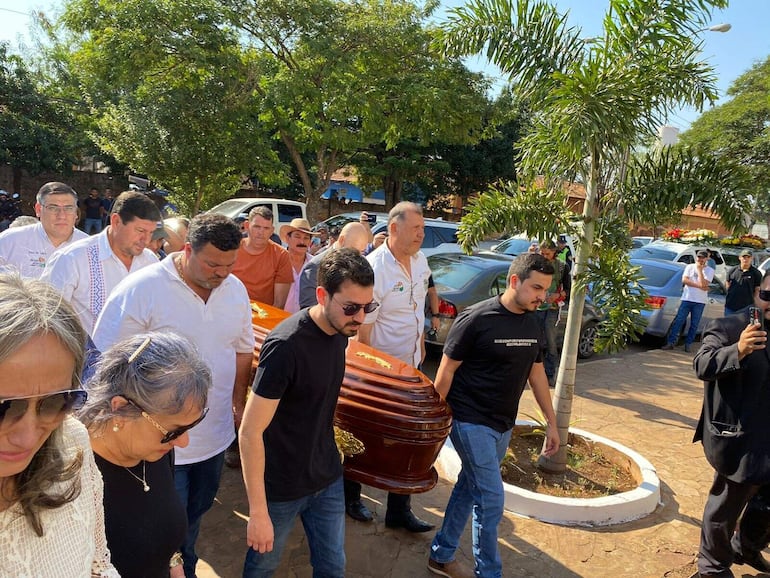 Familiares y amigos llevan el féretro de "Lalo" Gomes para los actos finales.