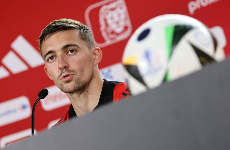 Timothy Castagne, jugador de la selección de Bélgica, en la conferencia previa al debut en la Eurocopa 2024 frente a Eslovaquia. 