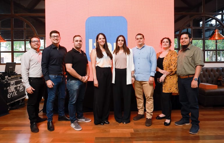 Los ganadores de Smart Soil Py, Delibebpe & Kids y Ahoraesmio.com; junto a los finalistas de Trato Hecho Paraguay, Evendé y Vakup Tecnology.