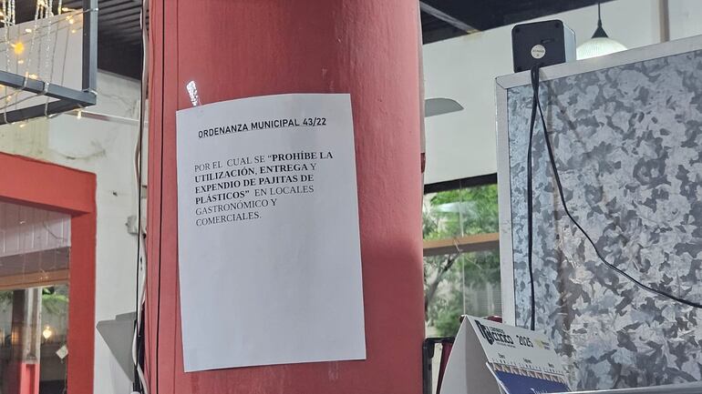 Locales advierten que ya no dan pajitas de plástico debido a una ordenanza municipal de Asunción.