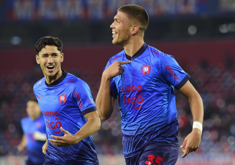 Ronaldo Dejesús (d), jugador de Cerro Porteño, festeja un gol en el partido frente a Sol de América por la quinta fecha del torneo Clausura 2024 del fútbol paraguayo en el estadio La Nueva Olla, en Asunción.