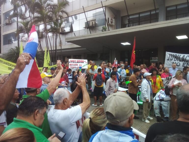 Manifestaciones contra la ley de Superintendencia de Jubilaciones y Pensiones.