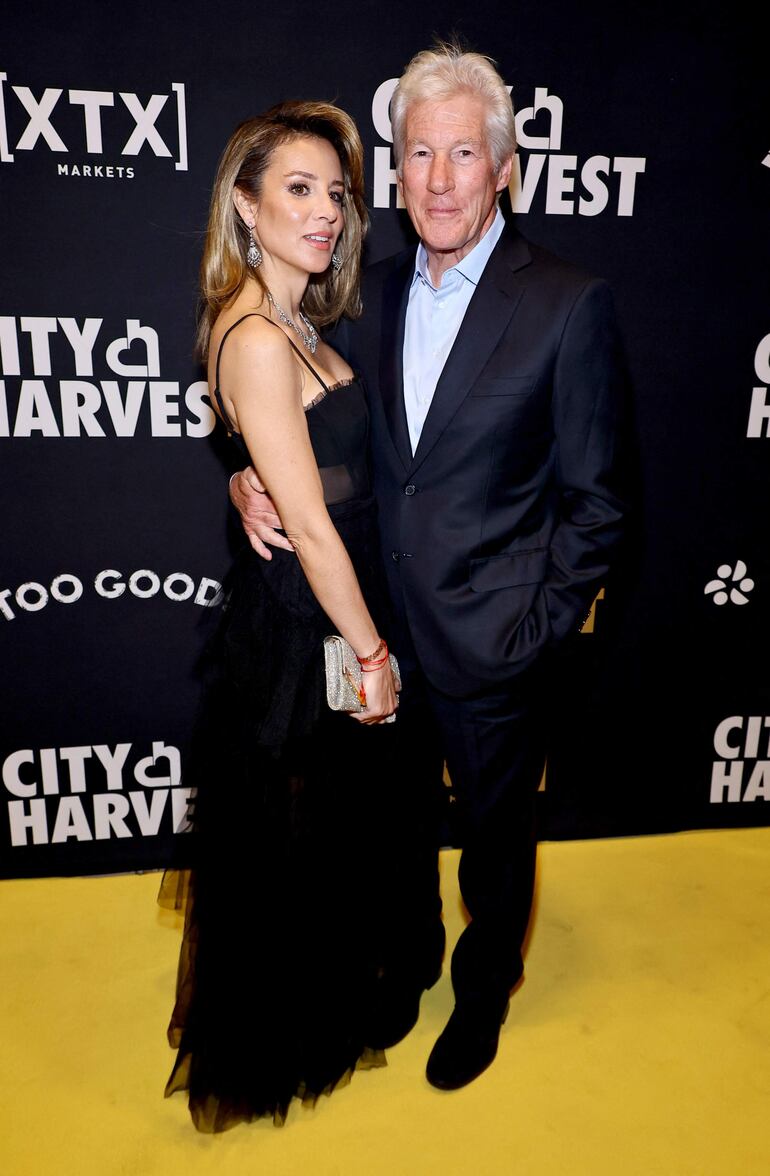 Alejandra y Richard Gere se mostraron muy enamorados en el City Harvest Gala 2024. (Theo Wargo/Getty Images/AFP)
