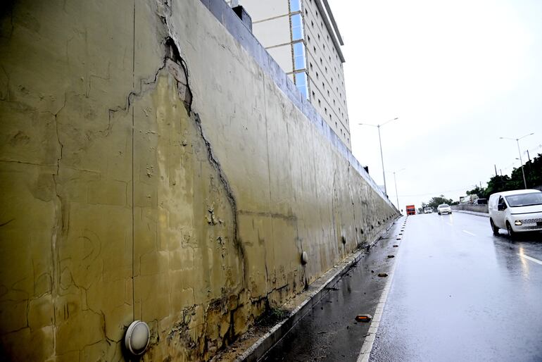 El túnel del “superviaducto” se inunda con cada lluvia y las paredes del paso tienen peligrosas grietas y mucha humedad.