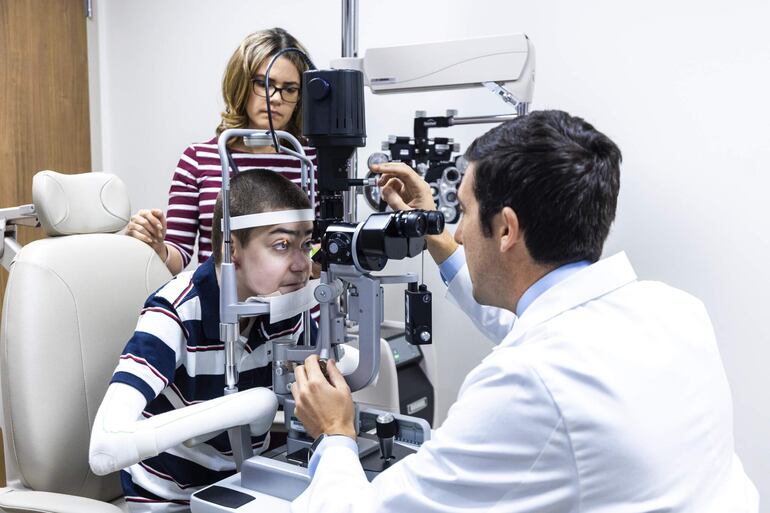 Antonio Vento, ahora de 14 años, durante un control médico en Miami (EE. UU). Expertos del Bascom Palmer Eye Institute de Miami (Florida), considerado el mejor hospital oftalmológico de Estados Unidos, practicaron con éxito la primera terapia génica a un menor con una pérdida severa de la visión y lograron que recuperase la vista casi por completo.