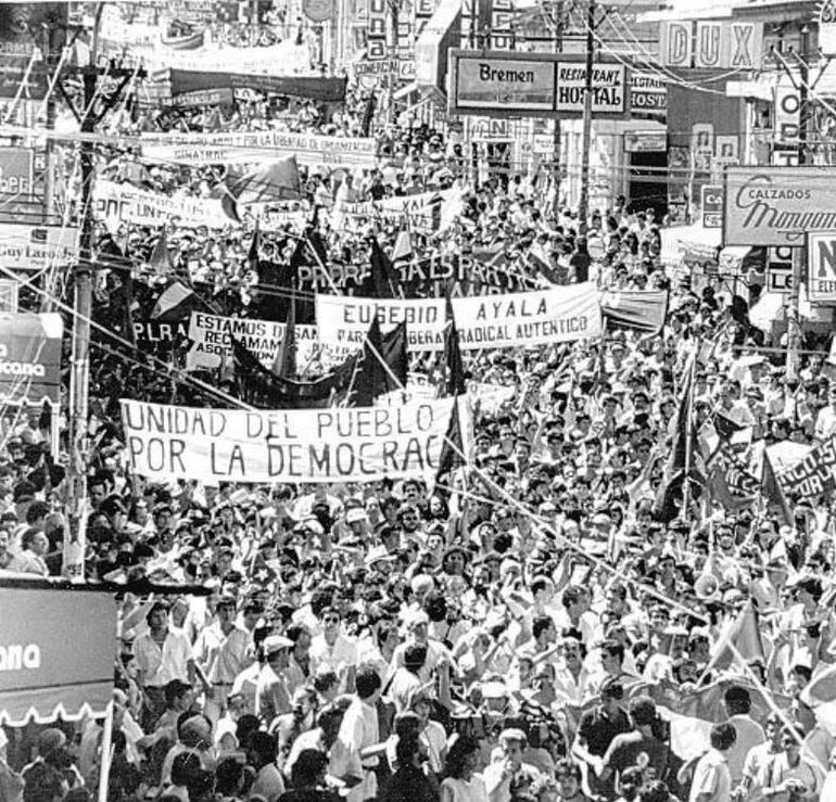 Marcha ciudadana tras el golpe que derrocó a Stroessner en febrero de 1989