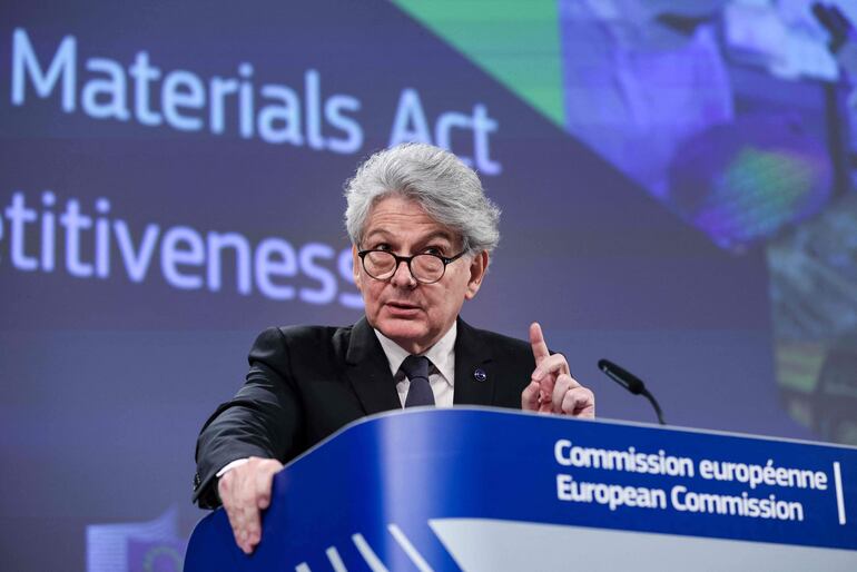 El comisario europeo de Mercado Interior, Thierry Breton (Photo by Kenzo TRIBOUILLARD / AFP)