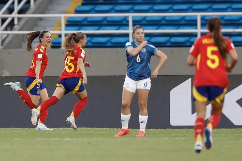 Jone Amezaga (i), jugadora de España, celebra un gol en el partido frente a Paraguay por la segunda fecha del Grupo C del Mundial Femenino Sub 20 Colombia 2024 en el estadio Olímpico Pascual Guerrero, en Cali.