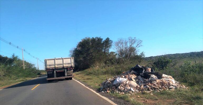 Al deterioro de varios tramos del acceso Carapeguá - Nueva Italia se suma la inconciencia de la gente que arroja desechos al costado de la ruta.