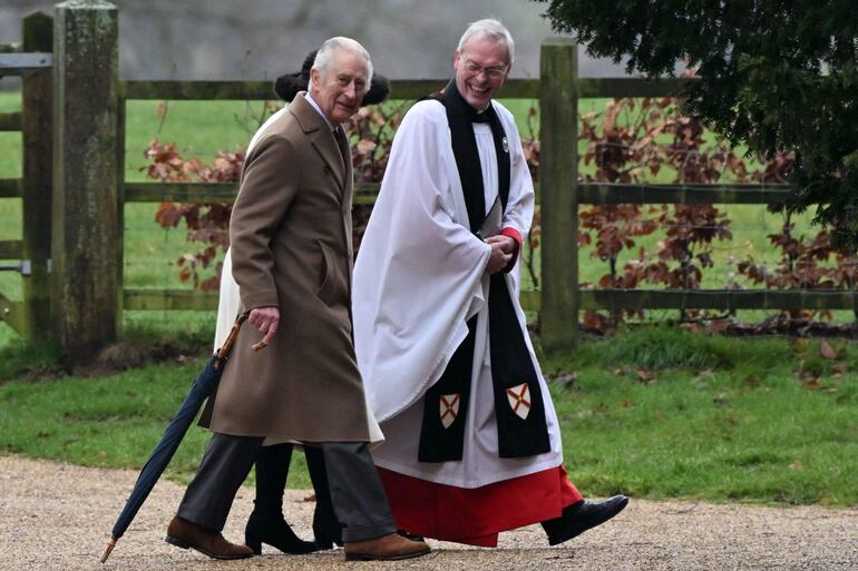 El rey Carlos III y el reverendo Paul Williams llegando a la iglesia St Mary Magdalene en Sandringham, el pasado domingo 11 de febrero. (JUSTIN TALLIS / AFP)