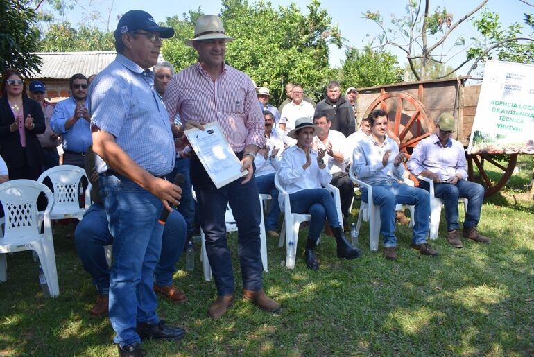 Intendente Néstor Casimiro González (PLRA), entrega al ministro Carlos Giménez, la resolución de transferencia de dos inmuebles para la DEAG.