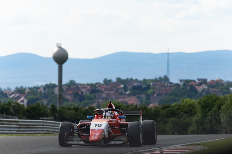 El piloto Joshua Duerksen (10) durante la carrera 1 de ayer en el Hungaroring. Hoy buscará recuperarse y mejorar su marca.