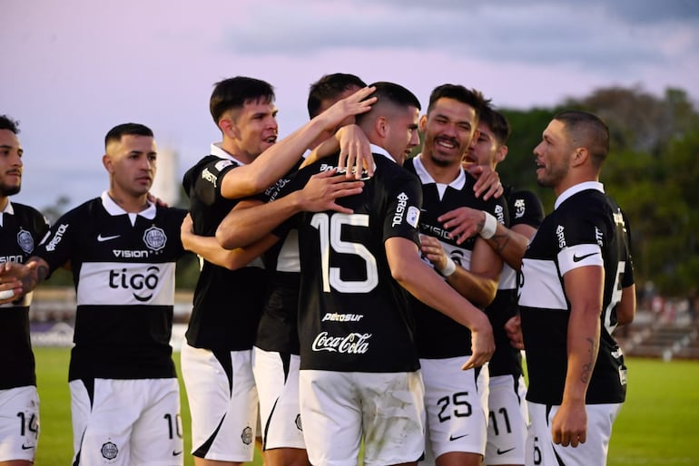 Los jugadores de Olimpia celebran un gol en el partido contra Guaireña por la jornada 18 del torneo Clausura 2023 del fútbol paraguayo. 