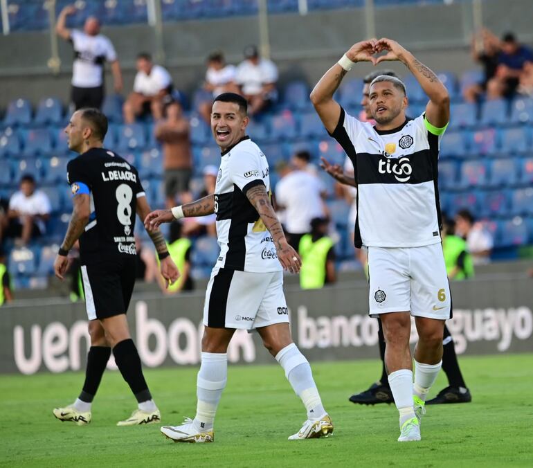 Derlis González (i), jugador de Olimpia, celebra un gol en el partido frente a Sportivo Trinidense por la quinta fecha del torneo Apertura 2025 del fútbol paraguayo en el estadio Defensores del Chaco, en Asunción, Paraguay.