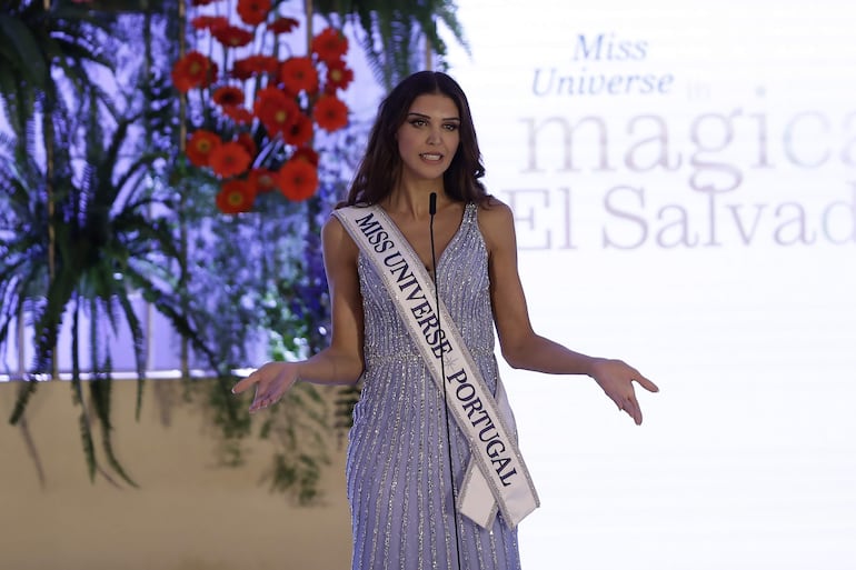 Marina Machete, Miss Universo Portugal, habla durante un evento de gala como parte de las actividades del Miss Universo 2023, en la sede de la Cancillería salvadoreña en San Salvador (El Salvador). (EFE/Rodrigo Sura)
