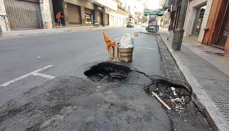 Este 25 de diciembre, varios conductores reportaron dos peligrosos hundimientos en Estrella y Alberdi, pleno microcentro de Asunción.